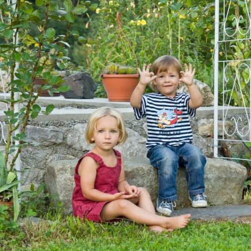 Kinder spielen im hauseigenen Garten